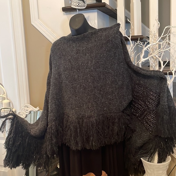 Grey Reading Shawl with Two Pockets - Picture 8 of 11